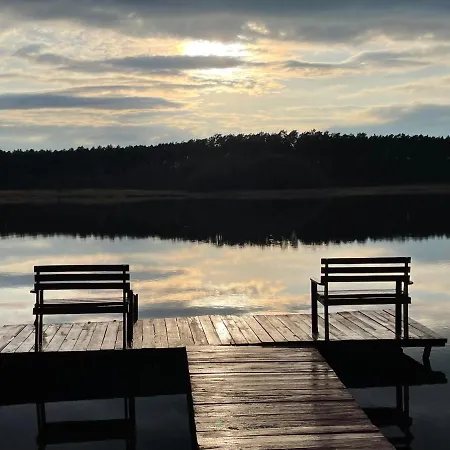 Nad Jeziorem W Borach Tucholskich 別荘 Skorzenno